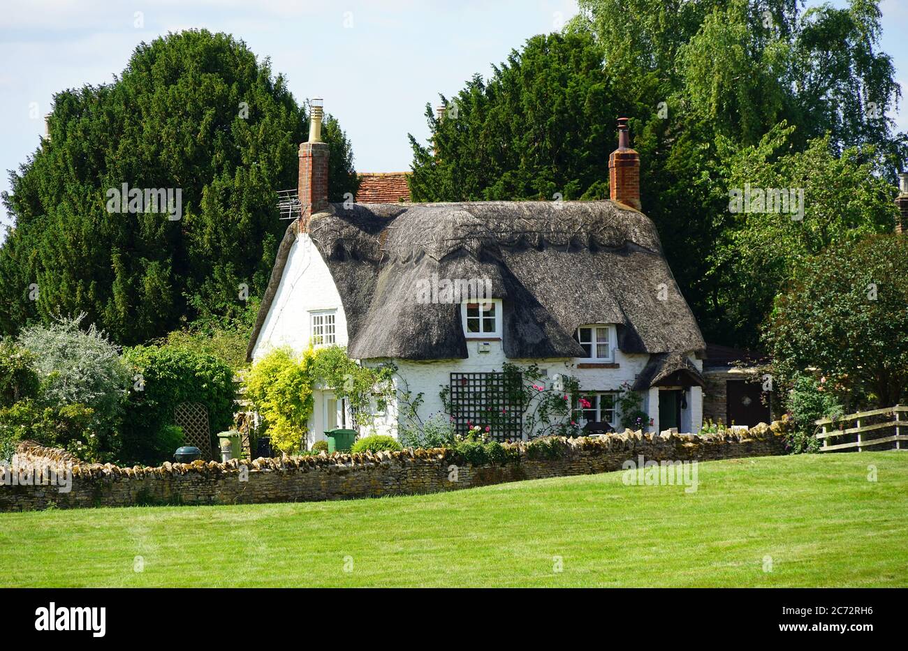 Quaint thatched cottage at Weston Underwood Stock Photo