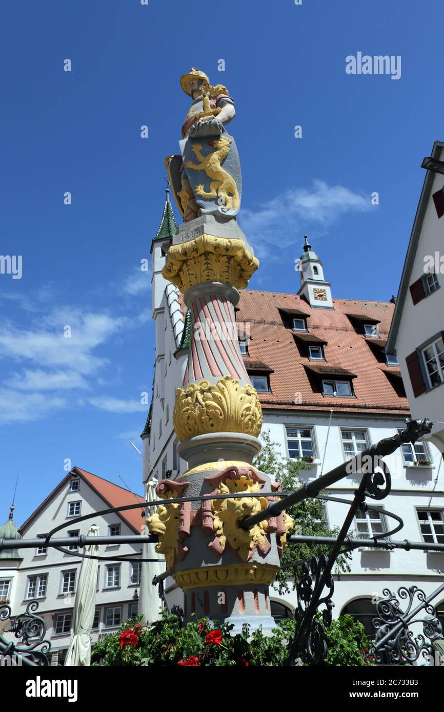 Marktbrunnen mit Ritterfigur, dahinter das historische Rathaus in der ...