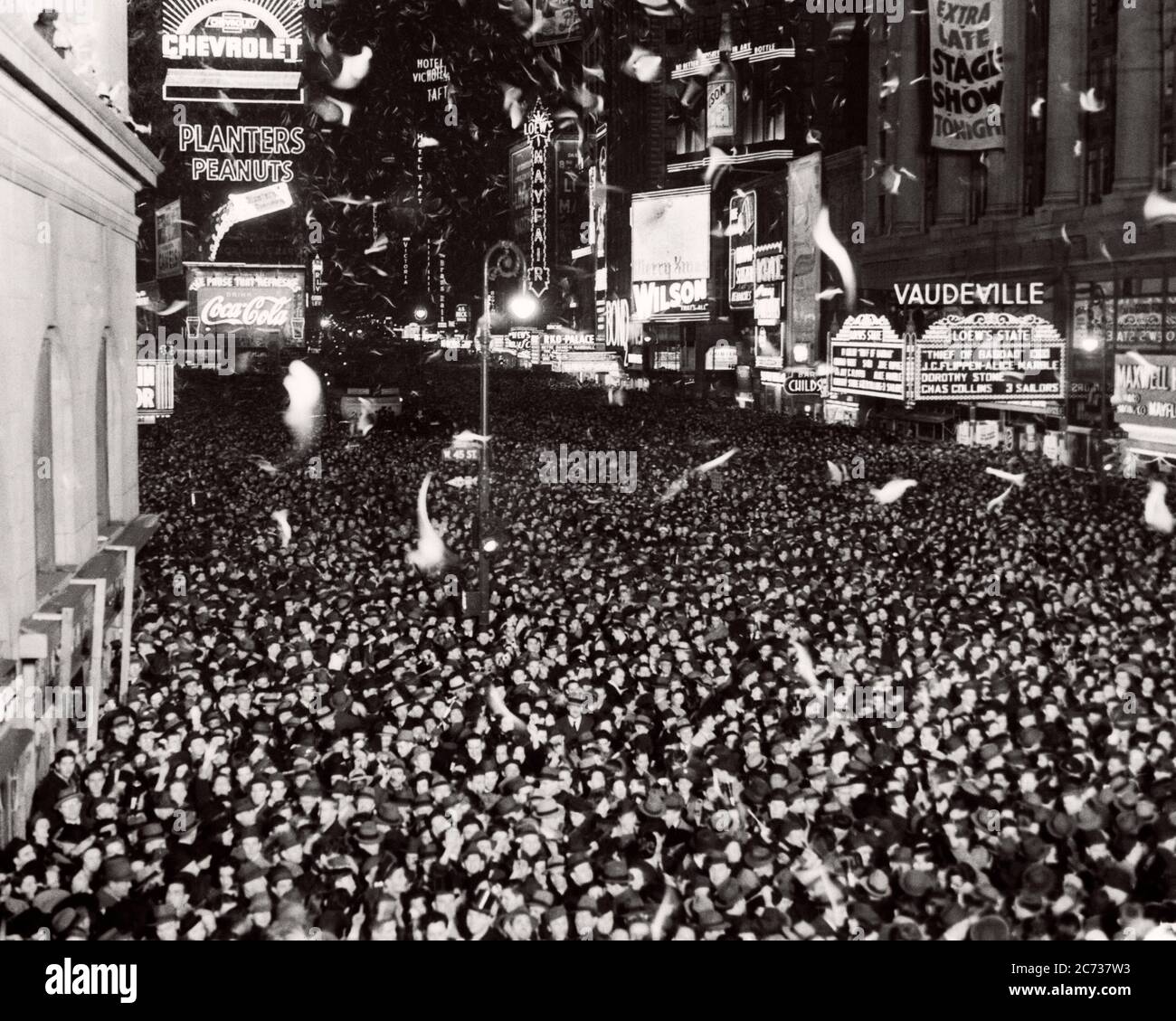 1940s JANUARY 1 1940 JAMMED PACKED CROWD OF PEOPLE MEN WOMEN TEENAGERS CELEBRATING NEW YEAR TIMES SQUARE NEW YORK USA - asp hp5951 ASP001 HARS HAPPINESS HIGH ANGLE DECEMBER 31 JANUARY EXCITEMENT GOTHAM OF NYC NEW YORK CITIES NEW YORK CITY TIMES SQUARE YEAR'S BROADWAY JAMMED MARQUEES TOGETHERNESS BIG APPLE BLACK AND WHITE JANUARY 1 NEW YEAR NEW YEARS OLD FASHIONED Stock Photo