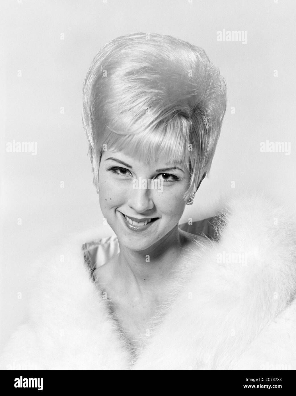 1960s PORTRAIT SMILING BLONDE WOMAN BOUFFANT HAIRDO WEARING WHITE FUR STOLE LOOKING AT CAMERA - asp jo7403 ASP001 HARS CHARM B&W BEEHIVE EYE CONTACT HAPPINESS HEAD AND SHOULDERS STYLES SOPHISTICATED HAIRSTYLE ALLURE SMILES STOLE WHITE FUR JOYFUL STYLISH CHIC FASHIONS GLAMOROUS HAIRDO MID-ADULT MID-ADULT WOMAN TEASED YOUNG ADULT WOMAN BLACK AND WHITE BOUFFANT CAUCASIAN ETHNICITY GLAM MYSTIQUE OLD FASHIONED Stock Photo