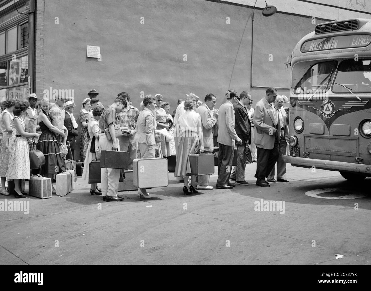 1950s VACATIONERS BOARDING NEW JERSEY TRANSIT BUS TERMINAL 13TH & FILBERT STREETS PHILADELPHIA PENNSYLVANIA USA - c504 HAR001 HARS FULL-LENGTH LADIES PERSONS UNITED STATES OF AMERICA MALES TRANSPORTATION B&W NORTH AMERICA SUMMERTIME NORTH AMERICAN TIME OFF DREAMS ADVENTURE STREETS MOTOR VEHICLE TRIP GETAWAY EXCITEMENT EXTERIOR PA RECREATION OPPORTUNITY HOLIDAYS NJ COMMONWEALTH CONNECTION CONCEPTUAL KEYSTONE STATE STYLISH 13TH BEACH HAVEN BUSES COOPERATION DESTINATION SEASON TERMINAL TOGETHERNESS TRANSIT VACATIONS & BLACK AND WHITE CAUCASIAN ETHNICITY CITY OF BROTHERLY LOVE HAR001 Stock Photo