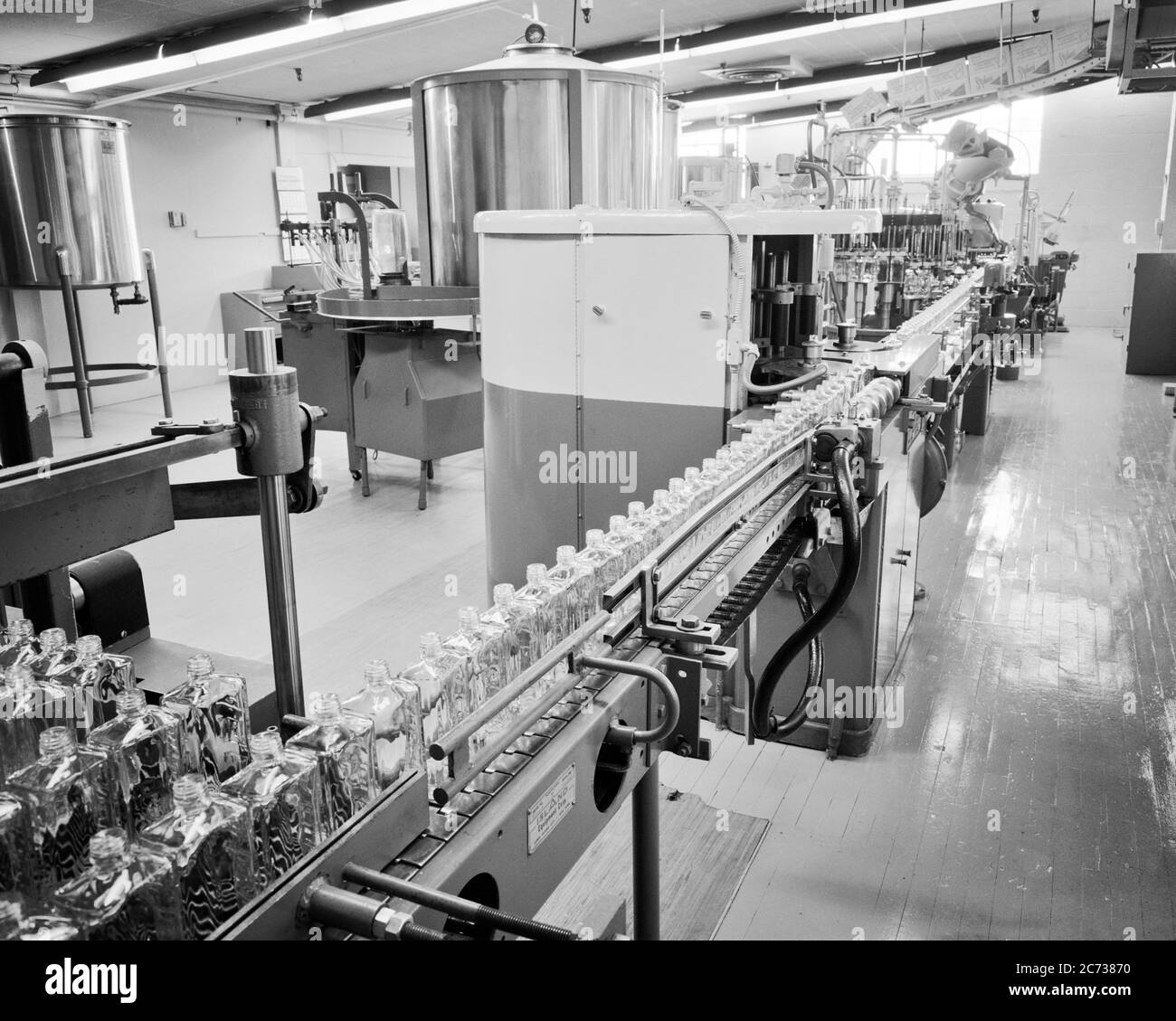 1960s 1970s INTERIOR OF HAIR TONIC BOTTLING PLANT ASSEMBLY LINE AUTOMATION WORCESTER MA USA - i771 HAR001 HARS EMPLOYEE BOTTLER HAIR TONIC MA PRECISION BLACK AND WHITE HAR001 LABORING MASS PRODUCTION OLD FASHIONED Stock Photo
