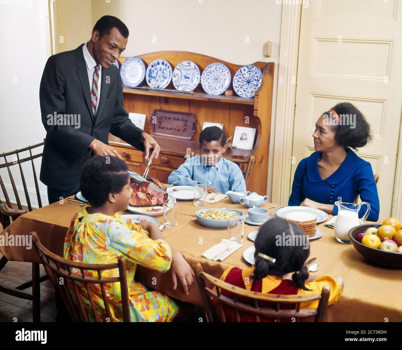 1960s 1970s AFRICAN AMERICAN FAMILY AT THE DINNER TABLE MOTHER FATHER DAUGHTER SON INDOOR TOGETHER - kd3108 PHT001 HARS INDOORS THANKSGIVING ETHNIC NOSTALGIC DIVERSITY COLOR RELATIONSHIP MOTHERS OLD TIME NOSTALGIA OLD FASHION JUVENILE SECURITY SONS FAMILIES JOY PARENTING CELEBRATION FEMALES HUSBANDS GROWNUP HEALTHINESS HOME LIFE COPY SPACE HALF-LENGTH DAUGHTERS PERSONS GROWN-UP MALES AMERICANS FATHERS HUSBAND AND WIFE MEN AND WOMEN PATERNAL PARENT AND CHILD HUSBANDS AND WIVES HOMEMAKER PARENTS AND CHILDREN FATHERHOOD MATERNAL MINORITY HAPPINESS HOMEMAKERS NOURISH LEISURE AFRICAN-AMERICANS Stock Photo