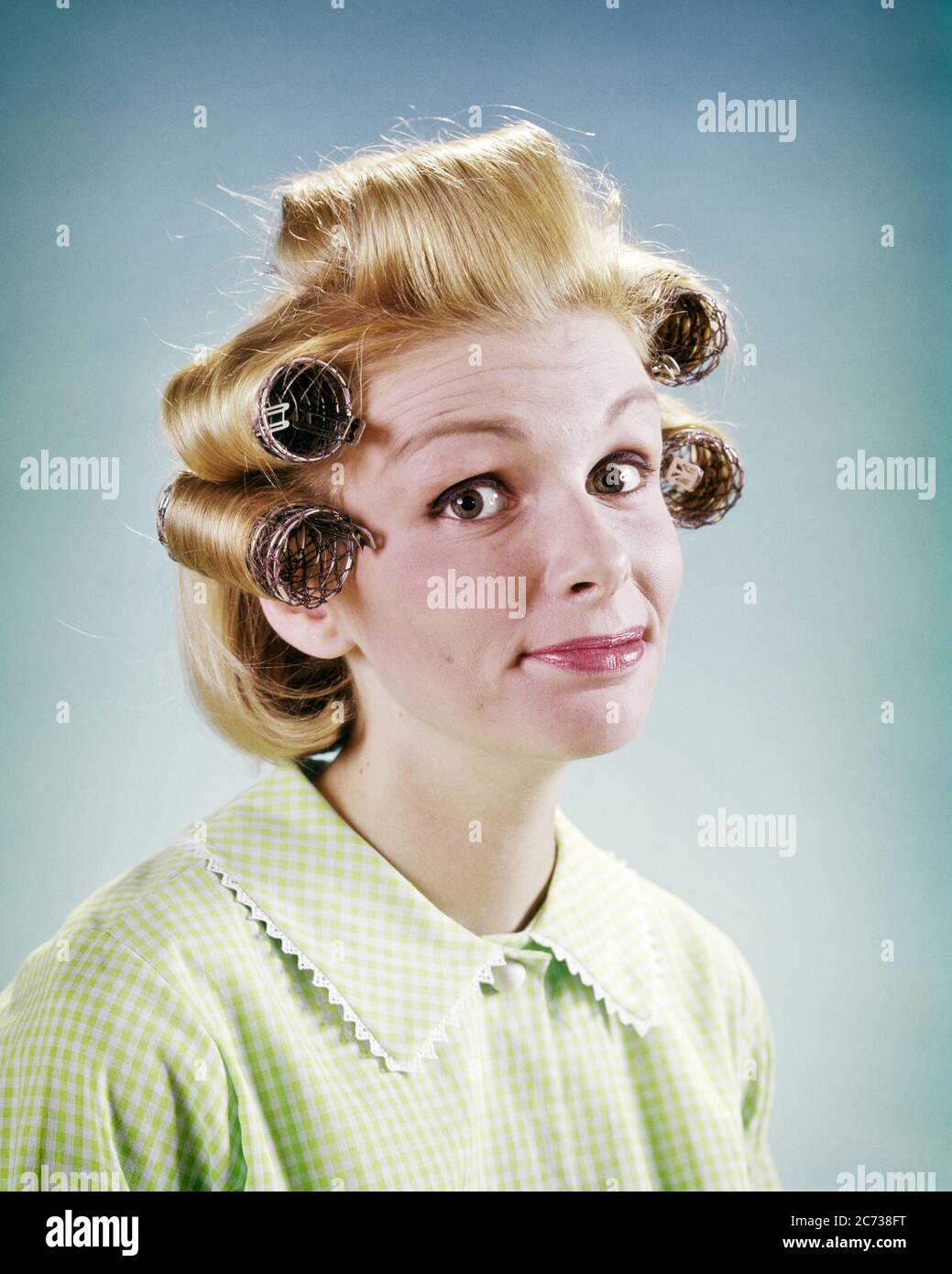 1960s GOOD MORNING PORTRAIT BLONDE WOMAN WITH HAIR IN ROLLERS FUNNY FACIAL  EXPRESSION WIDE-EYES WISTFULLY LOOKING AT CAMERA - kg2655 HAR001 HARS COPY  SPACE LADIES PERSONS EXPRESSIONS MORNING WIDE ROLLERS EYE CONTACT