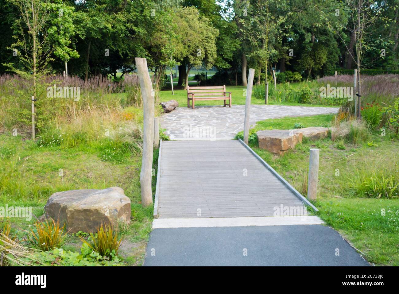 Wooden bridge garden hi-res stock photography and images - Alamy
