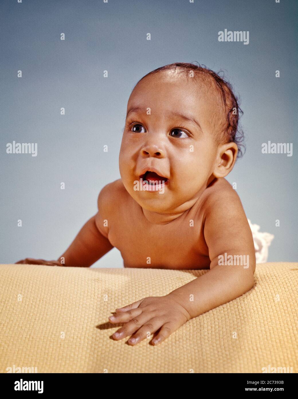 1960s ENERGETIC SMILING AFRICAN-AMERICAN BABY BOY CRAWLING ON COTTON SUMMER BLANKET - kn730 HAR001 HARS HOME LIFE COPY SPACE HALF-LENGTH MALES CRAWLING HEAD AND SHOULDERS CHEERFUL DISCOVERY AFRICAN-AMERICANS AFRICAN-AMERICAN EXCITEMENT LOW ANGLE PROGRESS BLACK ETHNICITY PRIDE ON SMILES CONCEPTUAL CURIOUS JOYFUL STYLISH BABY BOY CHARMING ENERGETIC GROWTH JUVENILES EXPLORING HAR001 INQUISITIVE OLD FASHIONED AFRICAN AMERICANS Stock Photo