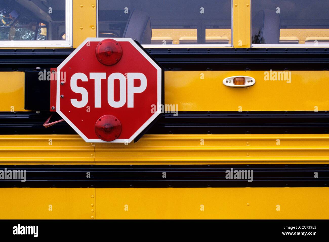 1990s SCHOOL BUS WITH STOP SIGN THAT PIVOTS OUT WHEN BUS IS LOADING UNLOADING - ks36025 NET002 HARS OLD FASHIONED Stock Photo