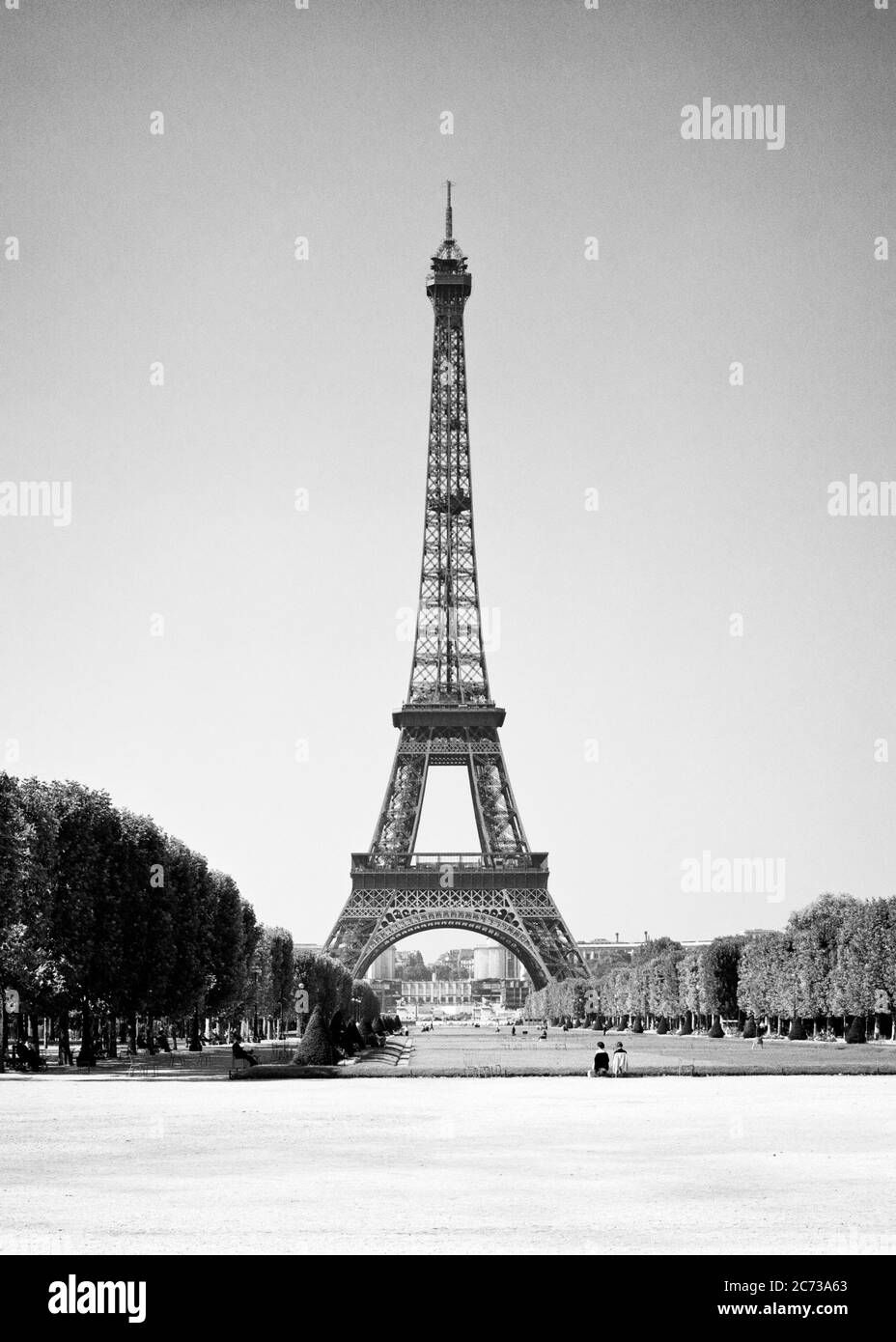 1960s EIFFEL TOWER WROUGHT IRON LATTICE STRUCTURE IN THE CHAMP DE MARS BUILT IN THE 1880s AS ENTRANCE TO THE 1889 WORLD’S FAIR - r18903 HAR001 HARS CHAMP CHAMP DE MARS SYMBOLIC BUILT CONCEPTS CREATIVITY MARS TOURIST ATTRACTION WROUGHT BLACK AND WHITE HAR001 ICONIC LANDMARK OLD FASHIONED REPRESENTATION Stock Photo