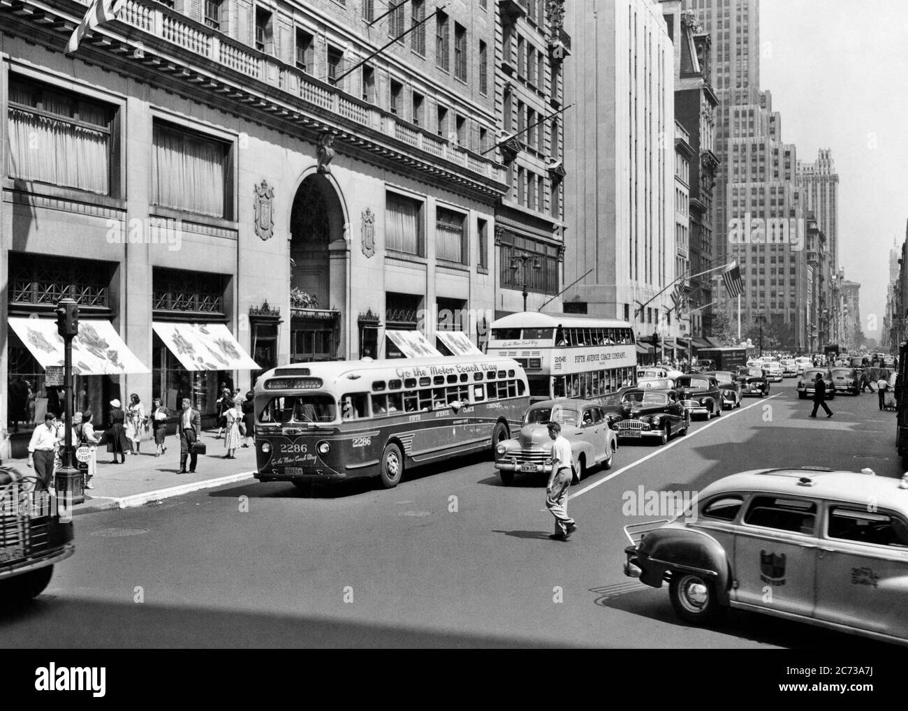 1940s PEDESTRIANS BUSES CARS CABS 5TH AVENUE TRAFFIC LOOKING NORTH LORD & TAYLOR DEPARTMENT STORE MANHATTAN NEW YORK CITY NY USA - r4470 PRC001 HARS CAB UNITED STATES COPY SPACE LADIES PERSONS SHOPS UNITED STATES OF AMERICA AUTOMOBILE MALES PEDESTRIANS NY TRANSPORTATION B&W NORTH AMERICA SHOPPER NORTH AMERICAN SHOPPERS MIDTOWN HIGH ANGLE TAYLOR MOTOR VEHICLE AUTOS EXTERIOR NYC STORES NEW YORK AUTOMOBILES CITIES VEHICLES NEW YORK CITY TAXICAB BUSES COMMERCE TAXIS TRANSIT 5TH AVENUE BLACK AND WHITE BUSINESSES CABS DOUBLE DECKER LORD MOTOR VEHICLES OLD FASHIONED Stock Photo