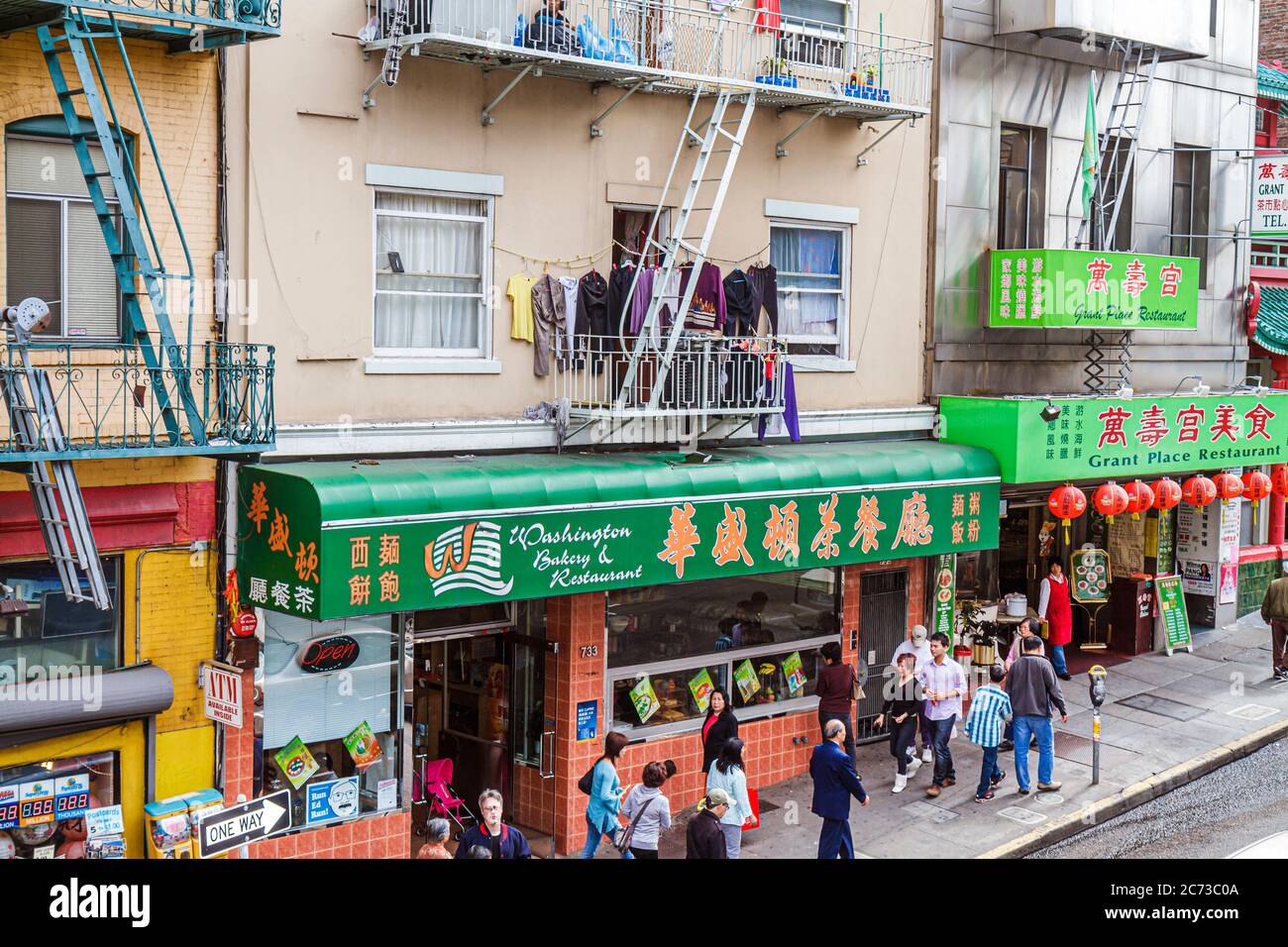 Décorations Chinoises Sur Fond Blanc Dans Le Quartier Chinois De San  Francisco Banque D'Images et Photos Libres De Droits. Image 3067789