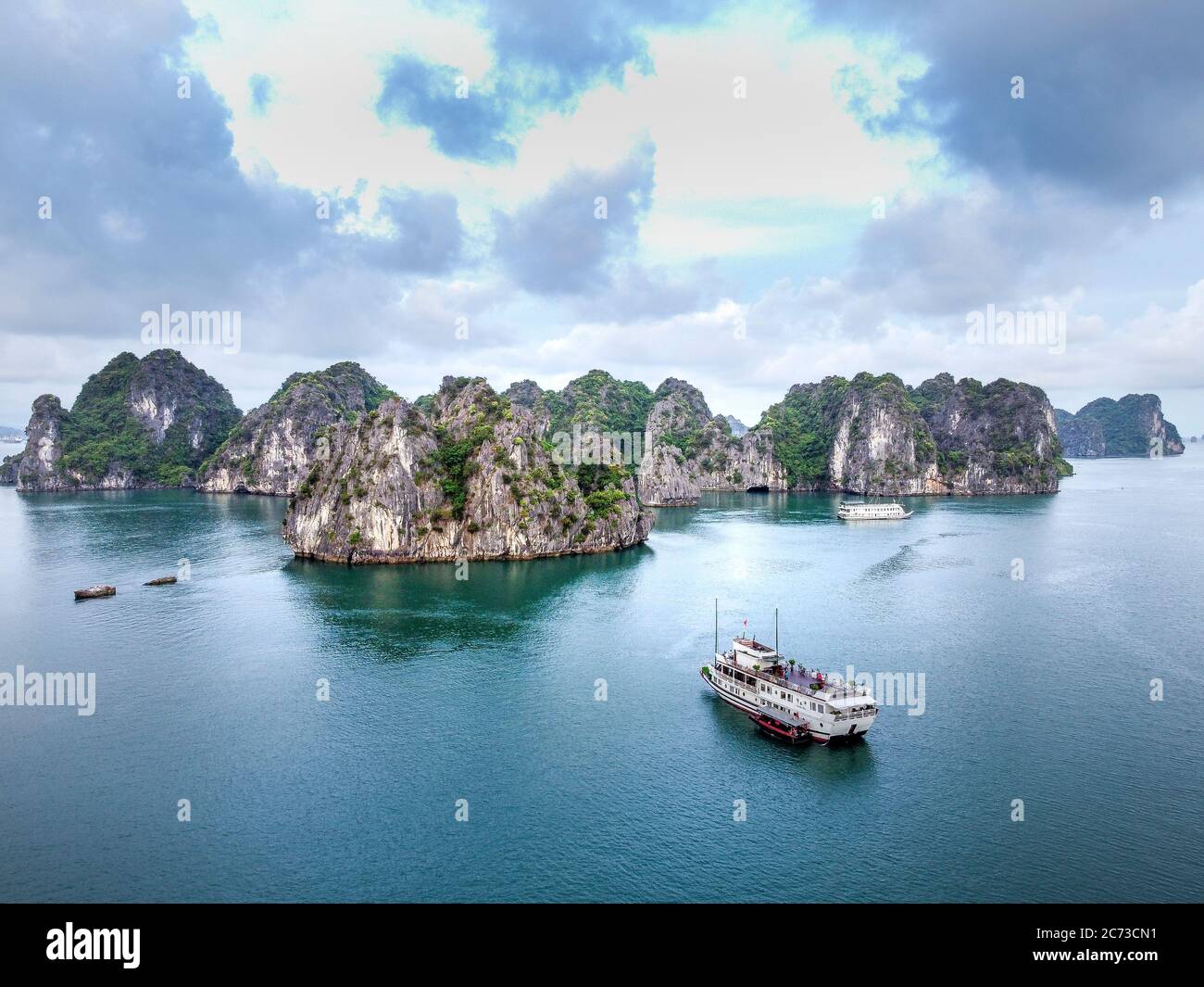 A Vietnamese Note of Two Hundred Thousand Shot Against the Limestone in Ha  Long Bay that is Printed in the Note Stock Photo - Image of halong, market:  123649000