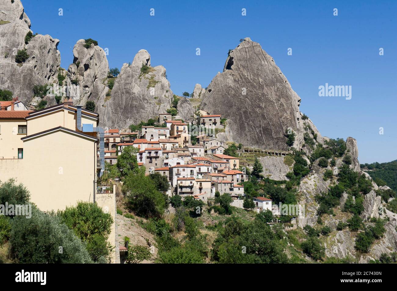 Europe, Italy, Basilicata, Potenza, Castelmezzano, Panoramic view of famous Lucan Dolomites with beautiful mountain village of Castelmezzano Stock Photo