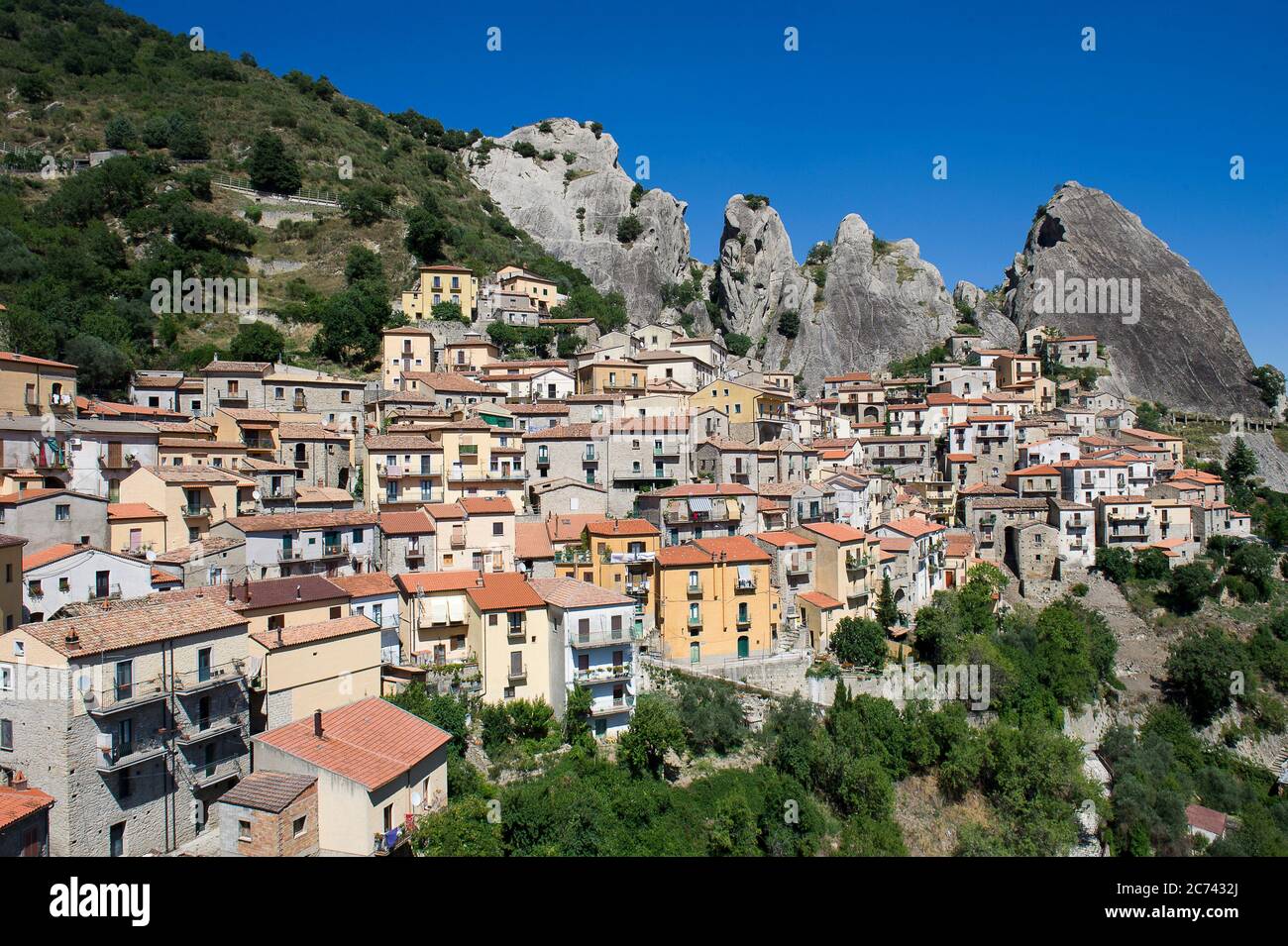 Europe, Italy, Basilicata, Potenza, Castelmezzano, Panoramic view of famous Lucan Dolomites with beautiful mountain village of Castelmezzano Stock Photo