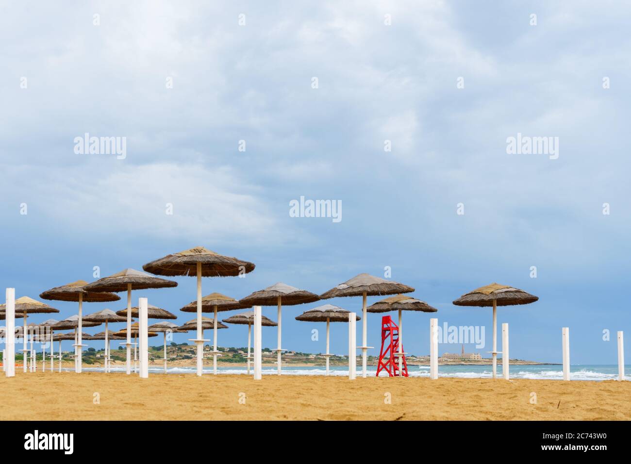 Strand und Strandpromenade in Sampieri Sizilien im Licht eines abziehenden Unwetters Stock Photo