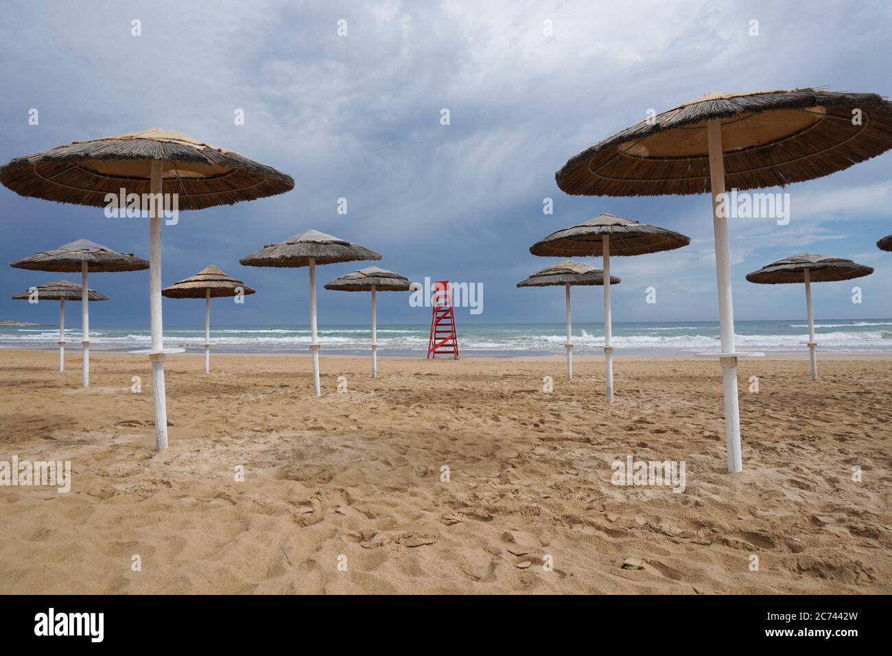 Menschenleerer Strand nach einem Unwetter in Sampieri Stock Photo