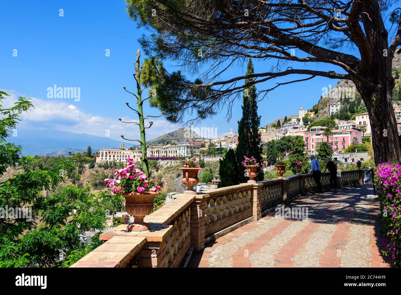 Der Giardino Pubblico in Taormina Sizilien ist tagsüber ein wunderbarer Rückzugsort dem Trubel der Tagestouristen zu entkommen und in Ruhe zu entspann Stock Photo
