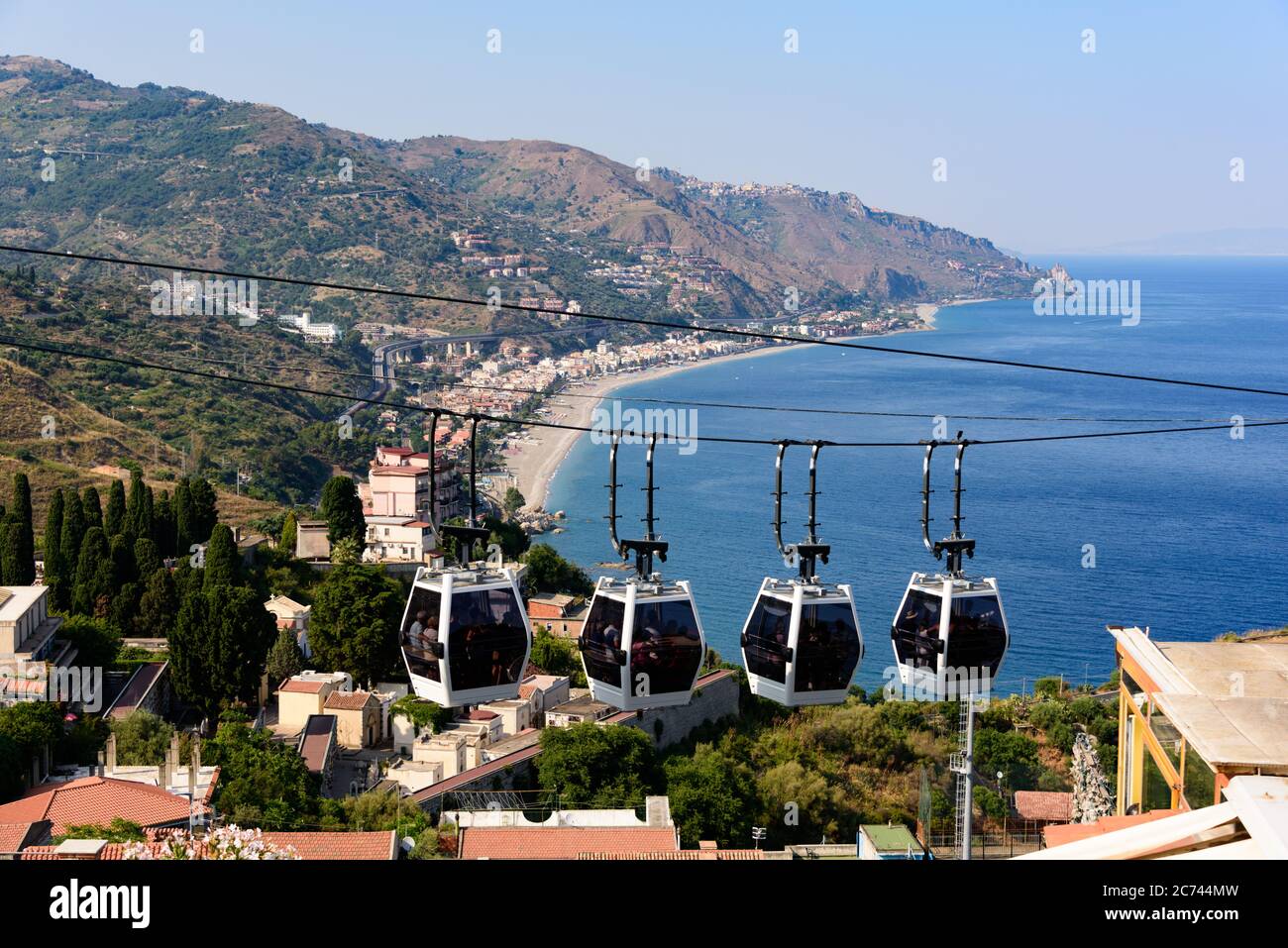 Taormina mit einer Seilbahn kommt man zum Badestrand nach Mazzaro Stock Photo
