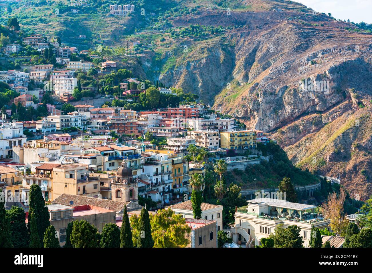 Bergige Stadtansicht von Taormina Sizilien im Sonnenschein Stock Photo