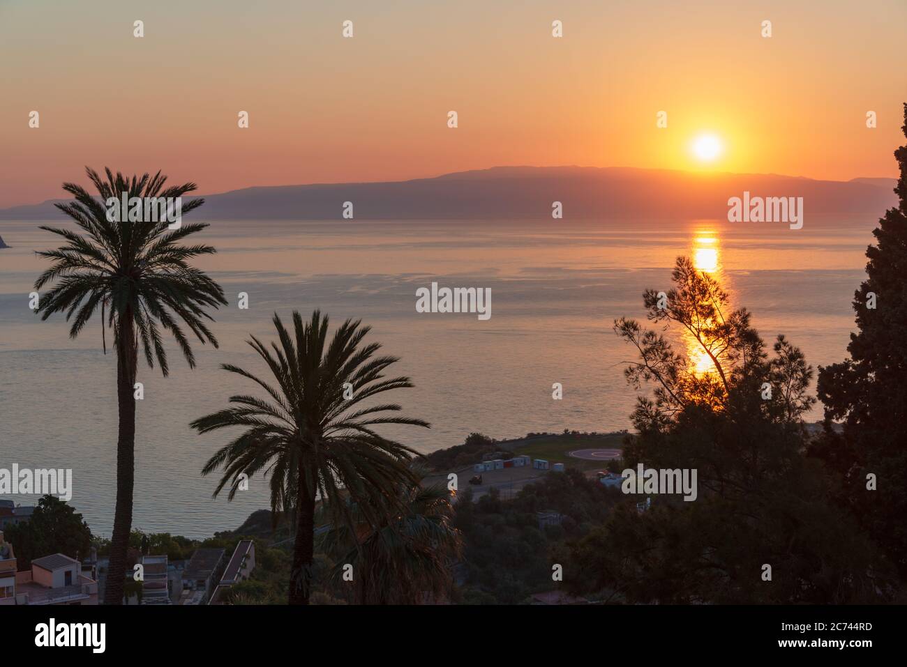 Aussicht vom Hotel Villa Nettuno auf  die Straße von Messina, bei klarer Sicht die Küste von Kalabrien gut erkennbar Stock Photo