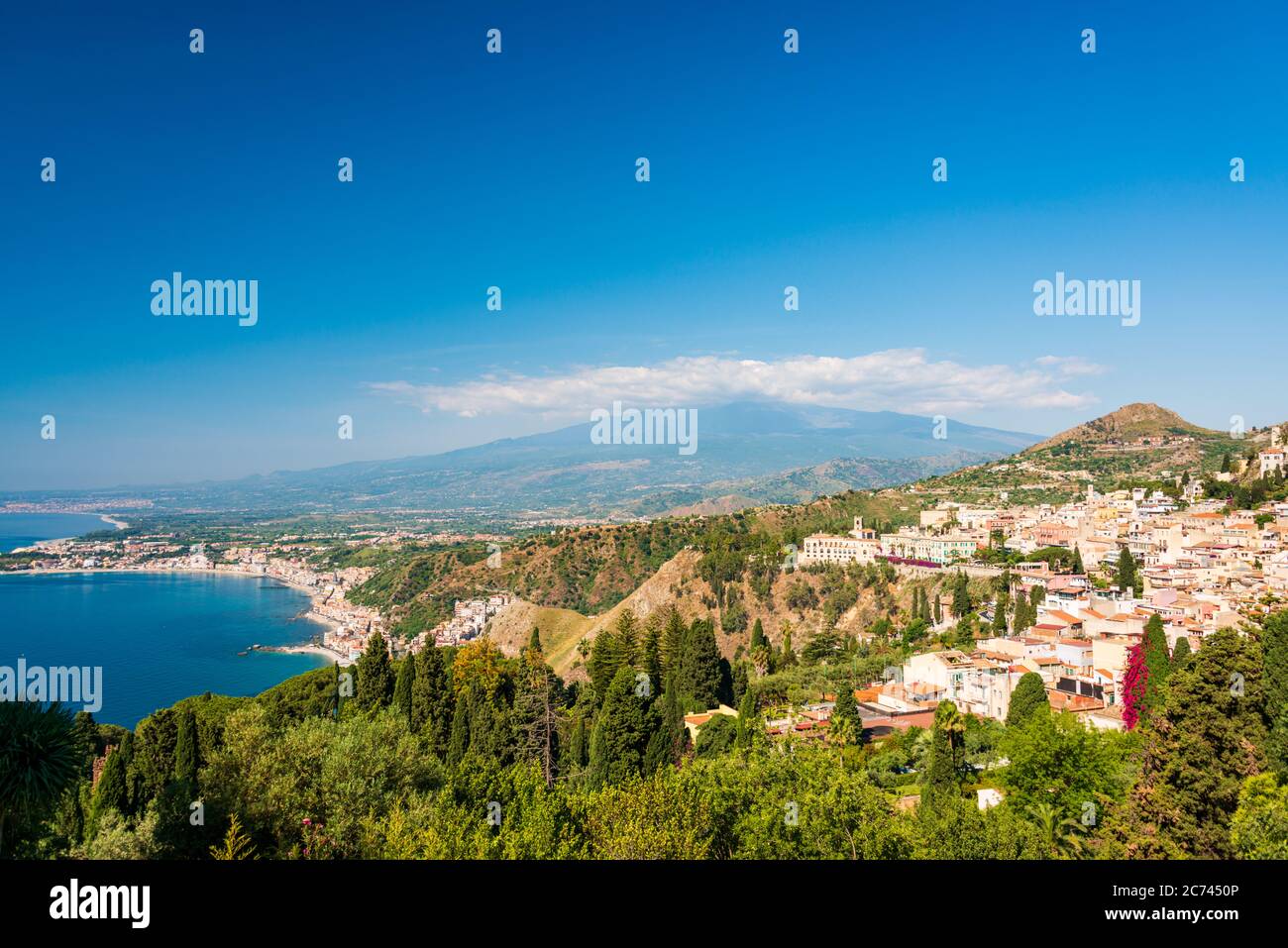 Taormina Sizilien, Blick auf die Stadt und den Vukan Ärhna im Hintergrund Stock Photo
