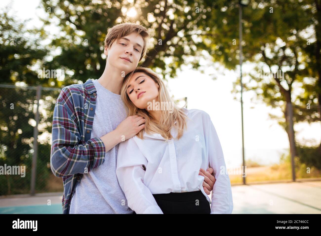 She nestled against his shoulder. Drop that bitch off lyrics young dro. We all need a soul to rely on , a shoulder to cry on картинки. Девушка облокотилась на парня сидя. She to lean on my shoulder now.