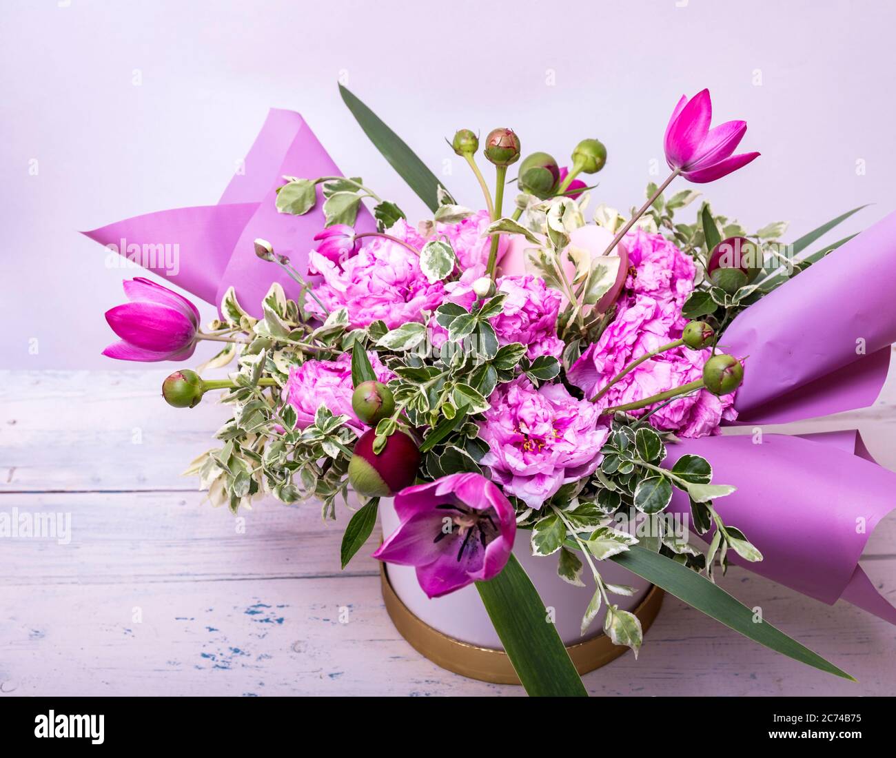 Stylish bridal bouqet of tender purple and pink sakura flowers Stock ...