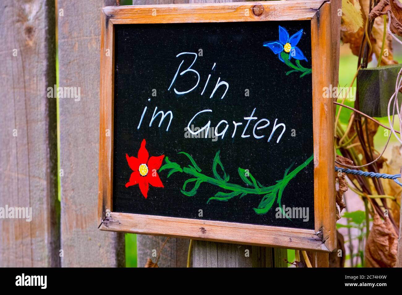 chalkboard sign at a fence: I'm in the garden, Germany Stock Photo