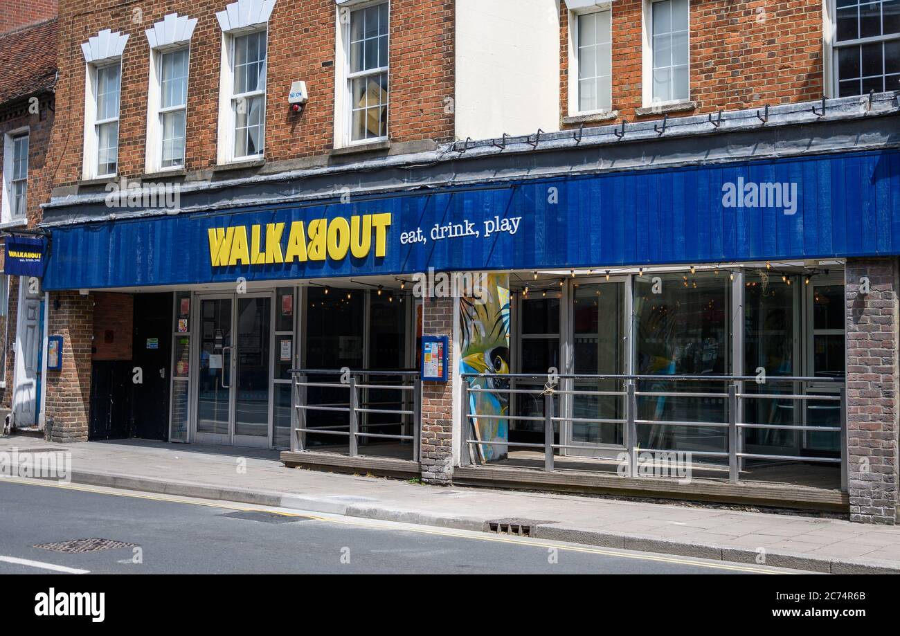 Newbury, United Kingdom - June 09 2020:  The frontage of Walkabout pub in Maket St Stock Photo