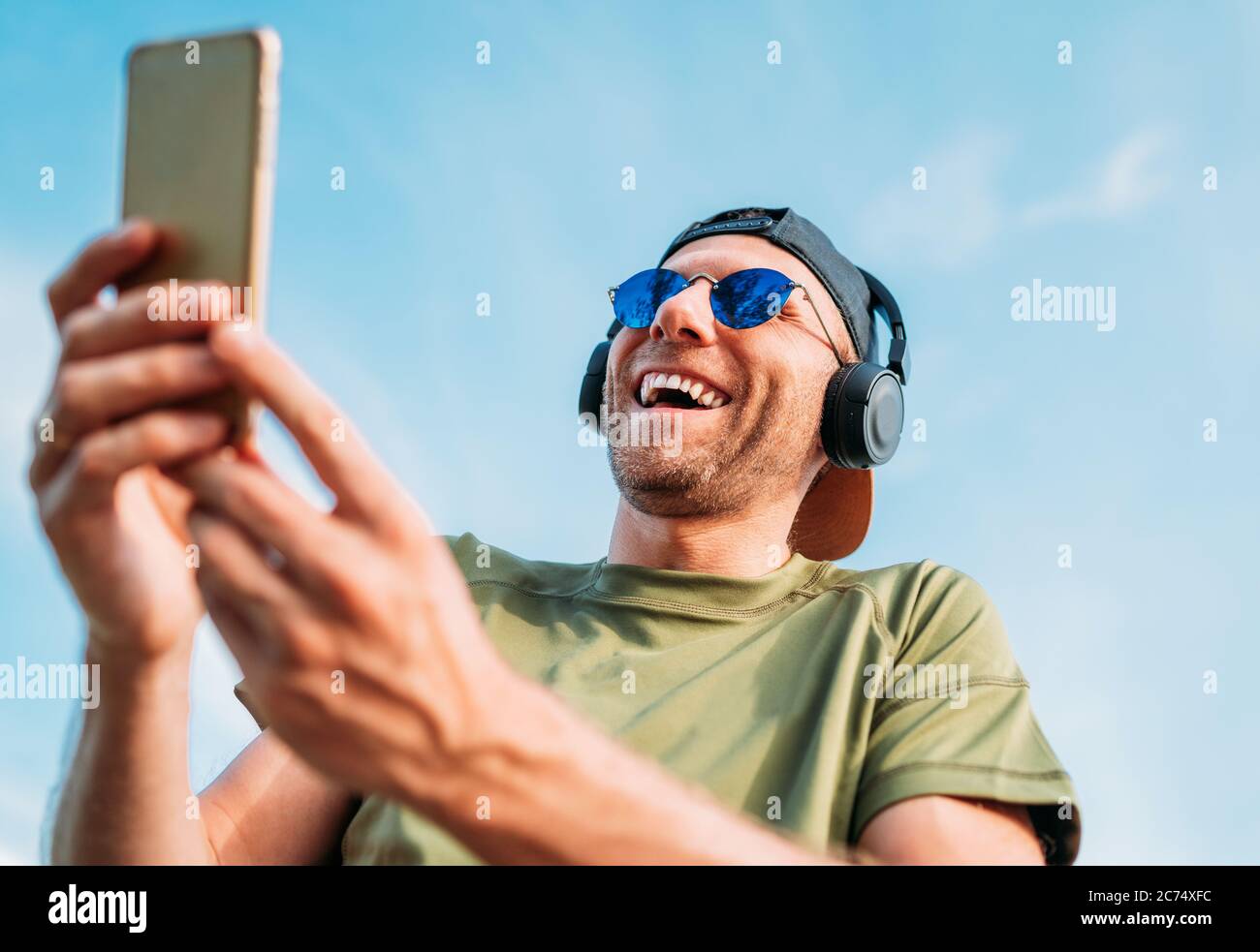 Bearded man in baseball cap hi-res stock photography and images - Alamy