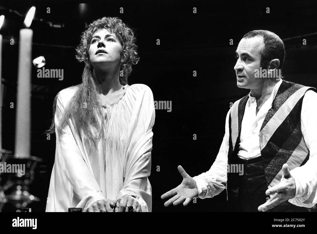 Helen Mirren (The Duchess of Malfi), Bob Hoskins (Bosola) in THE DUCHESS OF MALFI by John Webster at the Royal Exchange Theatre, Manchester 16/09/1980  transferred to the Roundhouse, London NW1  01/04/1981  design: Bob Crowley   lighting: Geoffrey Joyce   director: Adrian Noble                    (c) Donald Cooper/Photostage   photos@photostage.co.uk   ref/BW390-15 Stock Photo