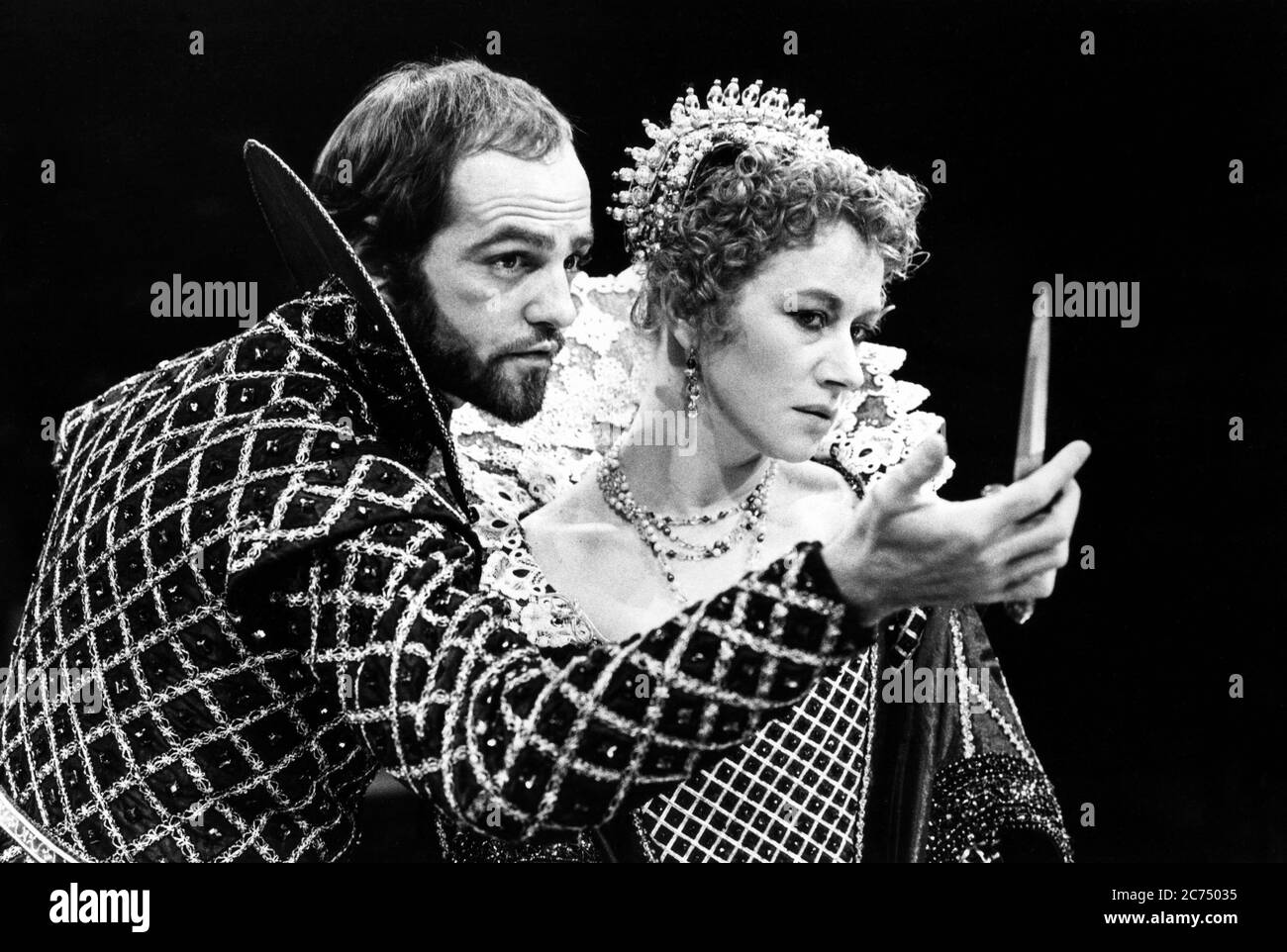 Mike Gwilym (Ferdinand), Helen Mirren (The Duchess of Malfi) in THE DUCHESS OF MALFI by John Webster at the Royal Exchange Theatre, Manchester 16/09/1980  transferred to the Roundhouse, London NW1  01/04/1981  design: Bob Crowley   lighting: Geoffrey Joyce   director: Adrian Noble Stock Photo