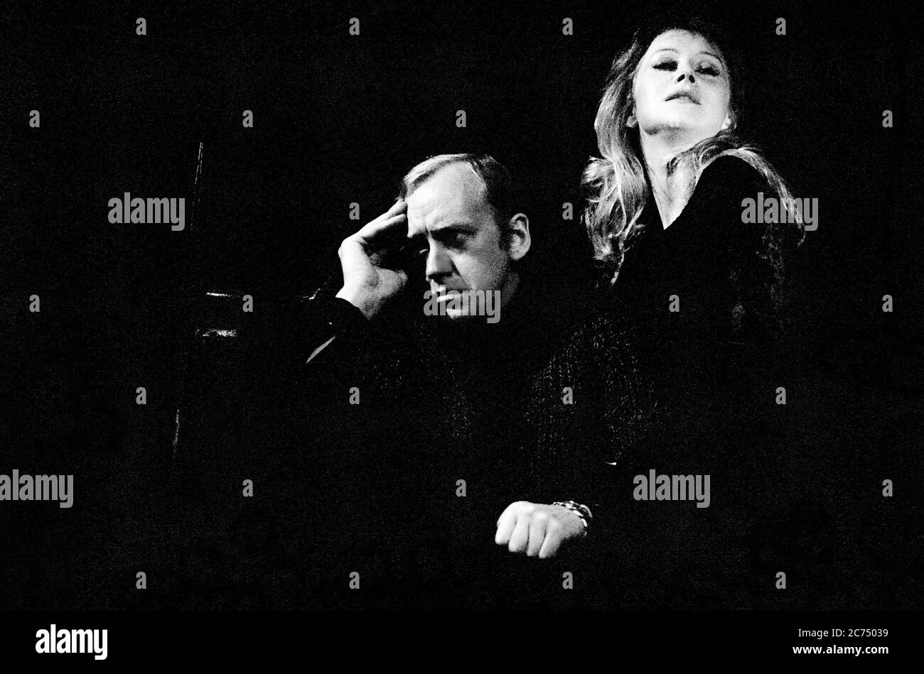 Nicol Williamson (Macbeth), Helen Mirren (Lady Macbeth) in MACBETH by Shakespeare at the Royal Shakespeare Company (RSC), Royal Shakespeare Theatre, Stratford-upon-Avon, England 29/10/1974  design: John Napier lighting: Nick Chelton director: Trevor Nunn Stock Photo