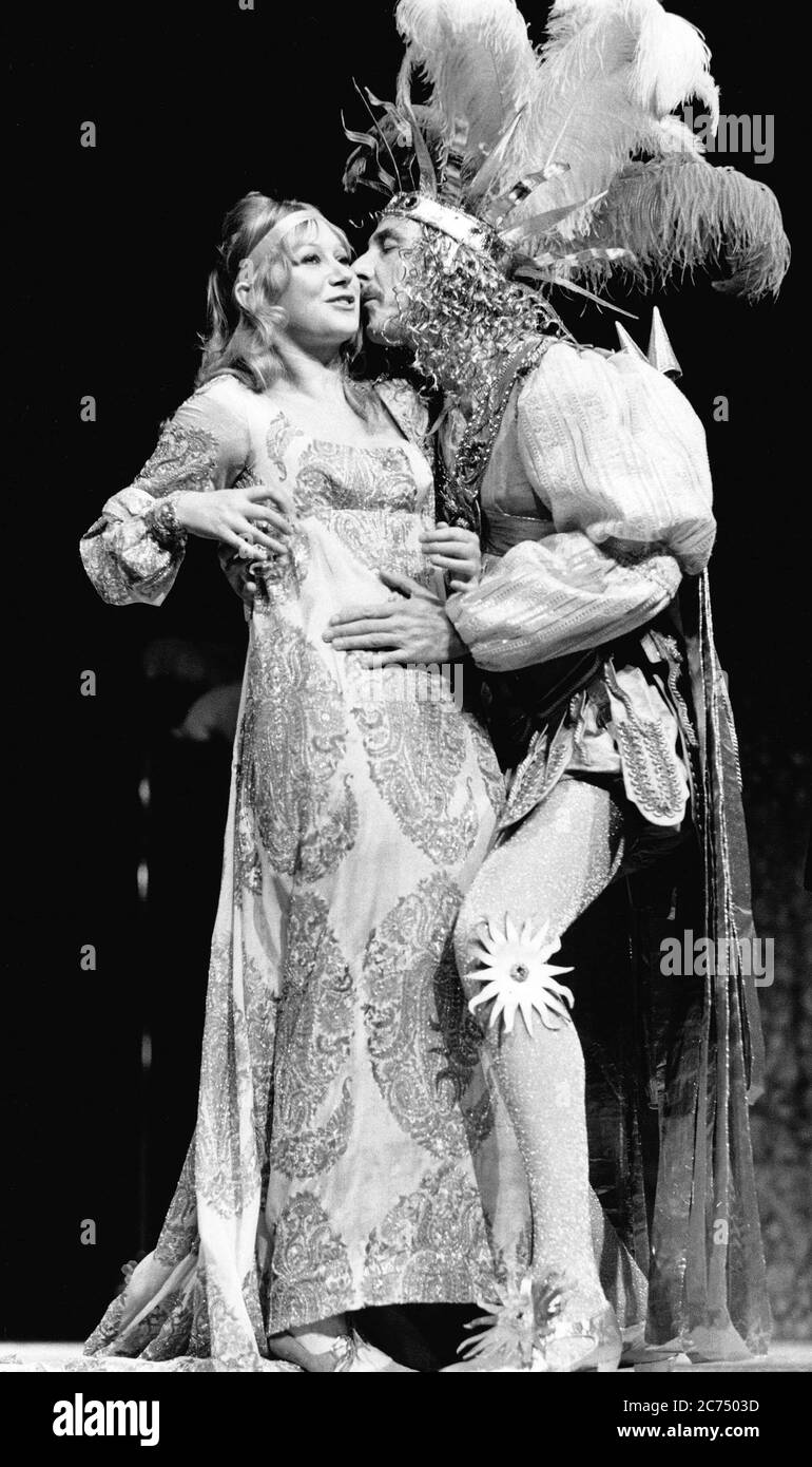 Helen Mirren (Harriet), John Wood (Sir Fopling Flutter) in THE MAN OF MODE by George Etherege at the Royal Shakespeare Company (RSC), Aldwych Theatre, London WC2  13/09/1971  music: John Dankworth  set design: Timothy O'Brien  costumes: Timothy O'Brien & Tazeena Firth  wig & make-up supervision: Kenneth Lintott  lighting: Stewart Leviton  director: Terry Hands Stock Photo