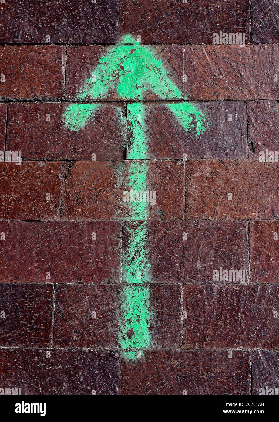 Arrow pointing in direction hi-res stock photography and images - Alamy