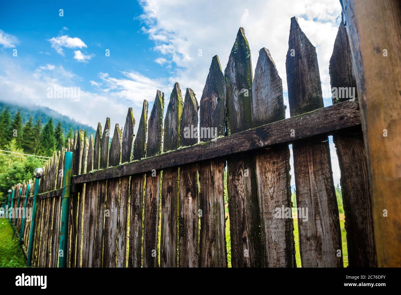 Old wooden picket fence at a meadow hi-res stock photography and images ...
