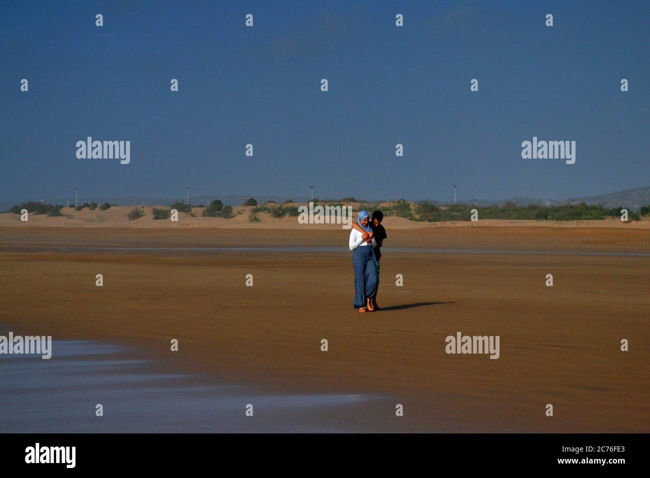 Couple walking one beach hi-res stock photography and images - Alamy