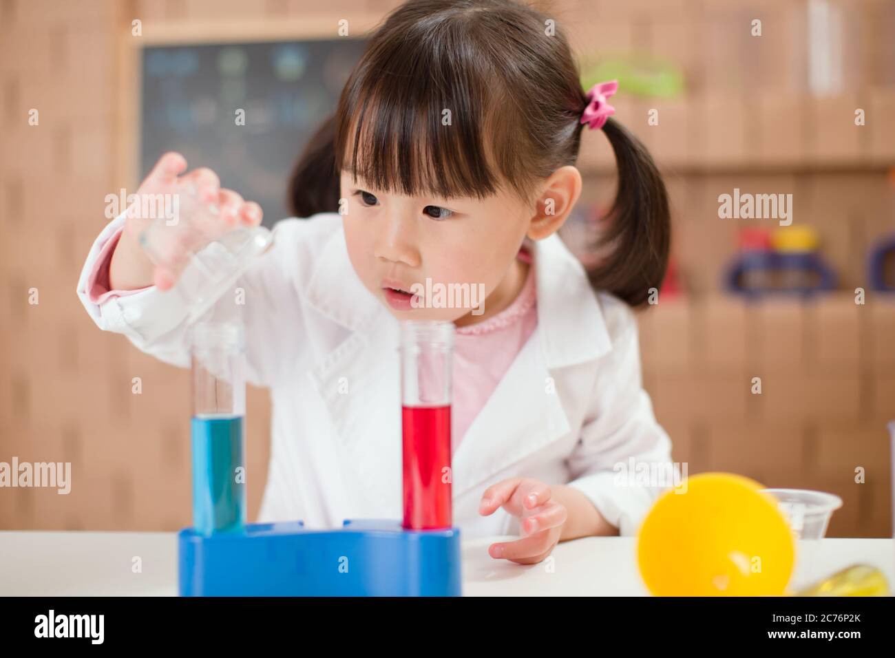 Experiment Play toddler girl play science experiments for homeschooling Stock Photo - Alamy