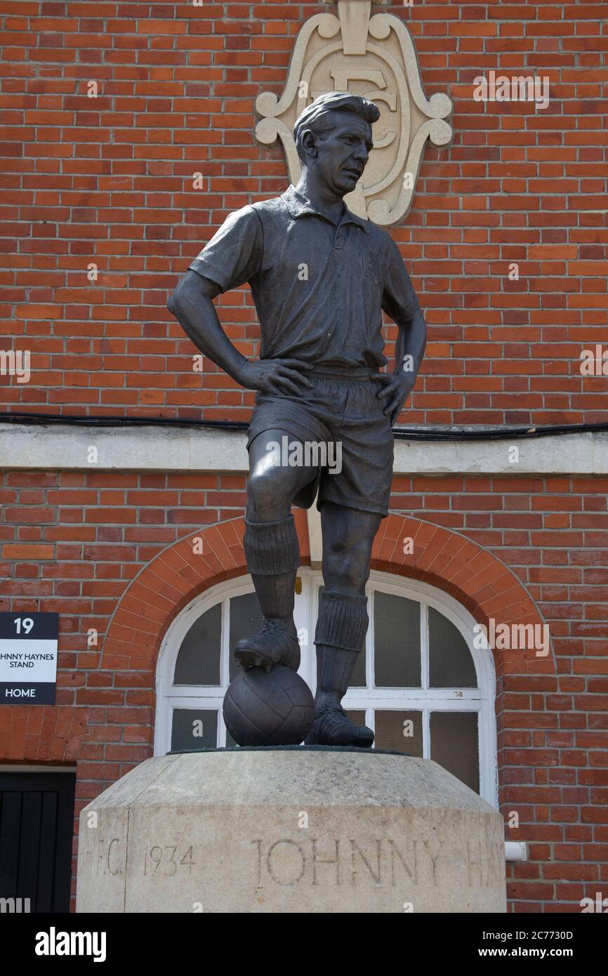 Statue of footballer Johnny Haynes outside Craven Cottage home of Fulham Football Club, Stevenage Road, Fulham, London, SW6 6HH Stock Photo