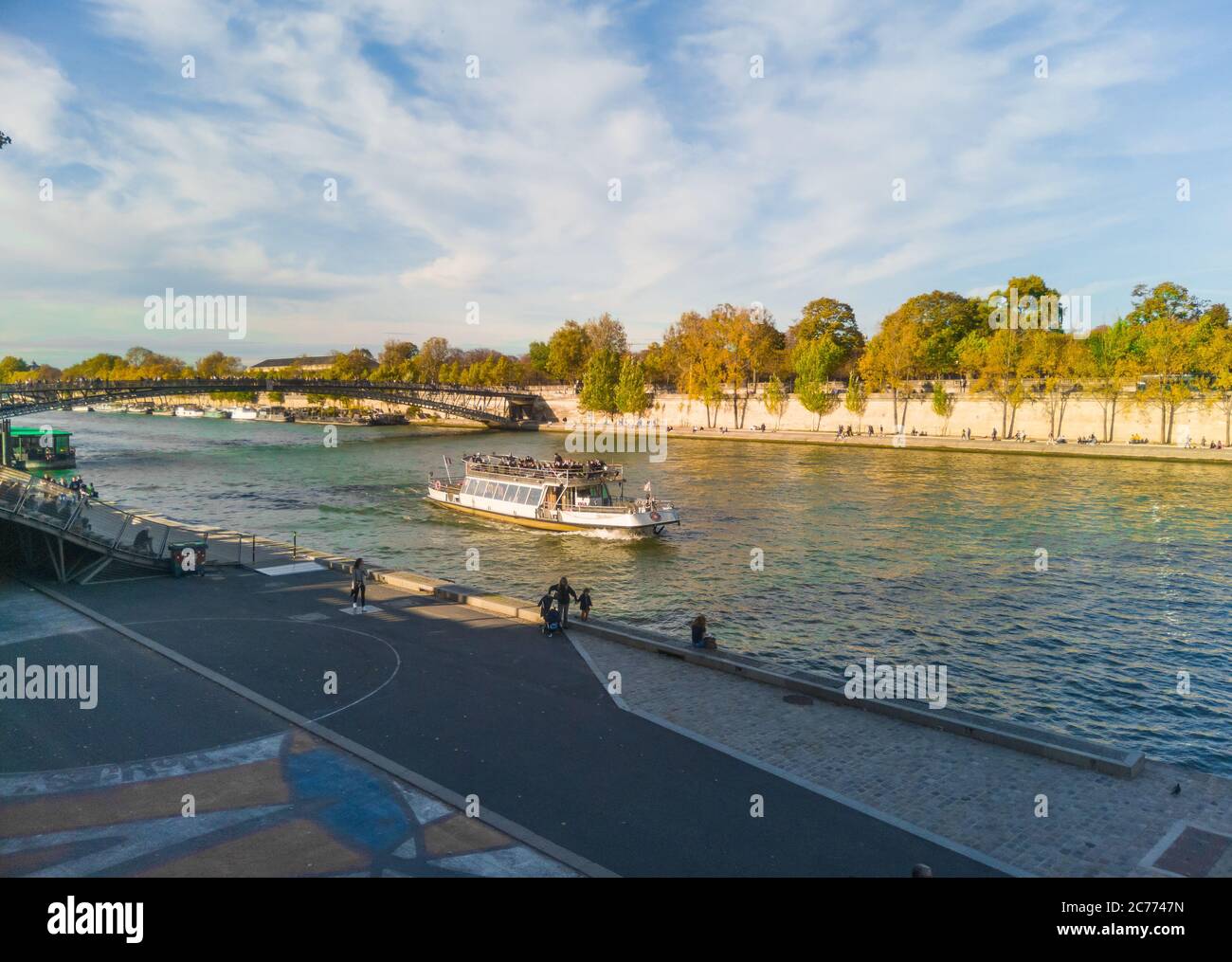 Quay Anatole France (Seine river), Paris, France, 7th arrondissement. Beautiful sunny day in the french capital. Boat tour & Passerelle. Stock Photo