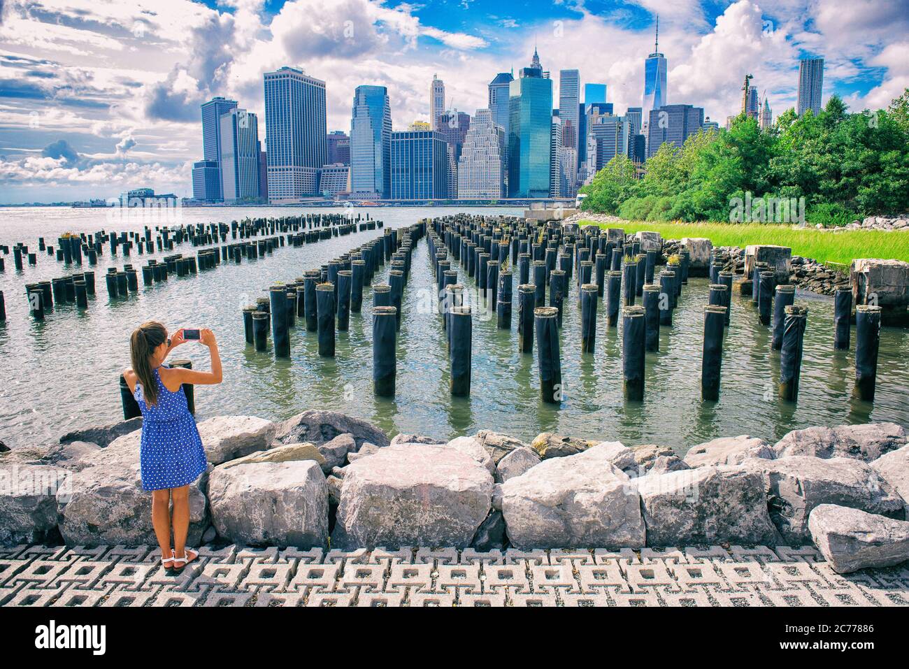 New York tourist woman taking mobile picture with smartphone. Manhattan  city skyline waterfront lifestyle. People walking enjoying view of downtown  Stock Photo - Alamy