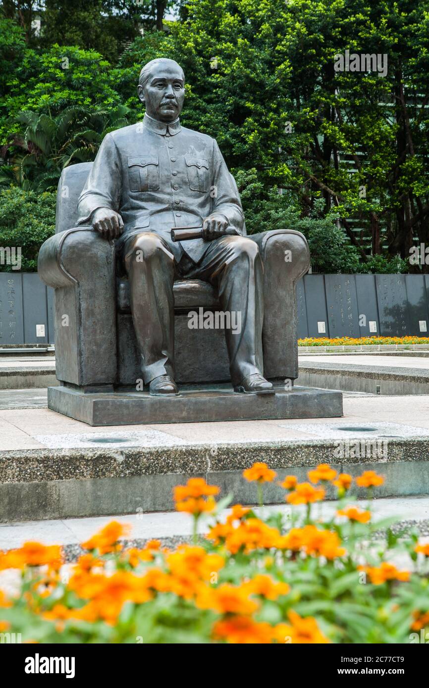 Statue of Dr. Sun Yat-Sen at National Dr. Sun Yat-Sen Memorial Hall, Taipei, Taiwan Stock Photo