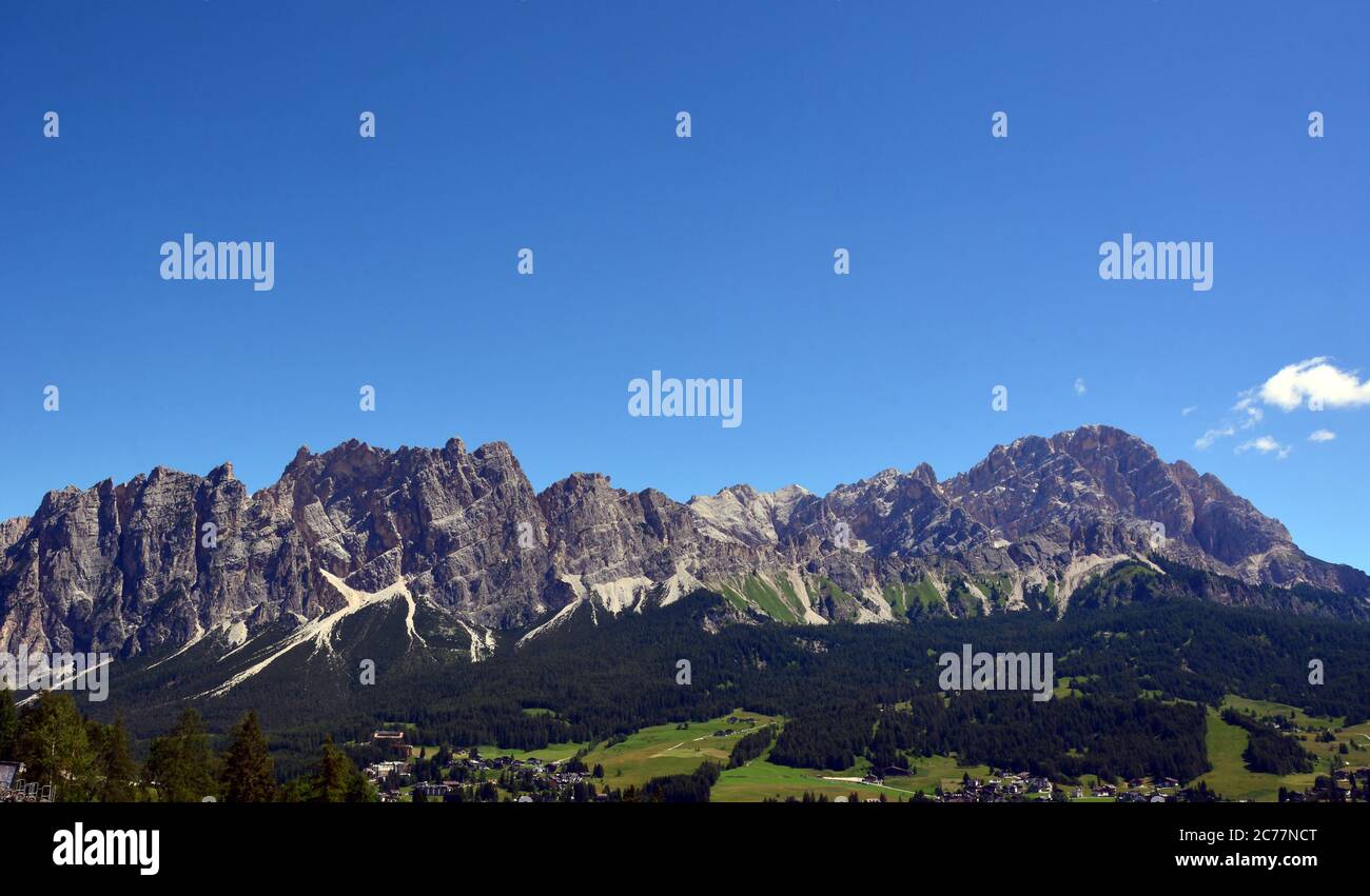 the crystal group overlooks Cortina d'Ampezzo, in the Dolomites Stock Photo