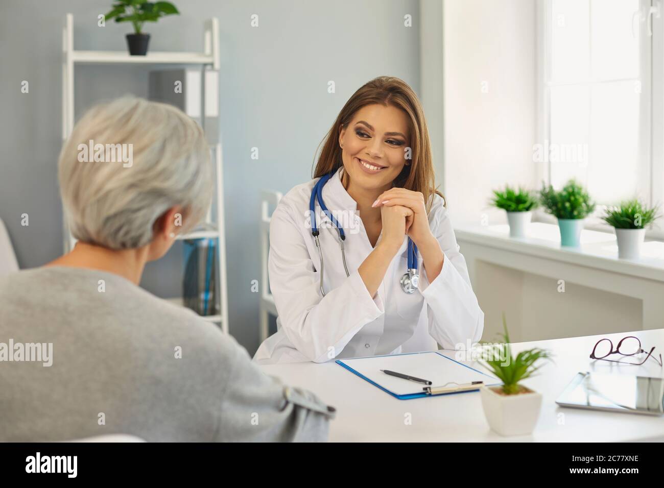 Женщина врач из дома отдыха выслушала. Красивые врачи женщины. Женщина врач из дома отдыха выслушала. Доктор спокойствие. Женщина доктор и пациентка.