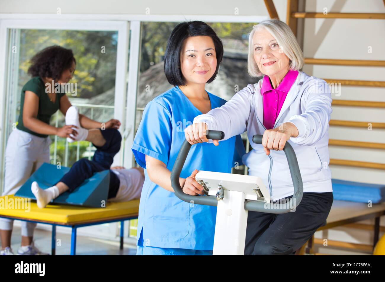 Group of elderly people hi-res stock photography and images - Alamy
