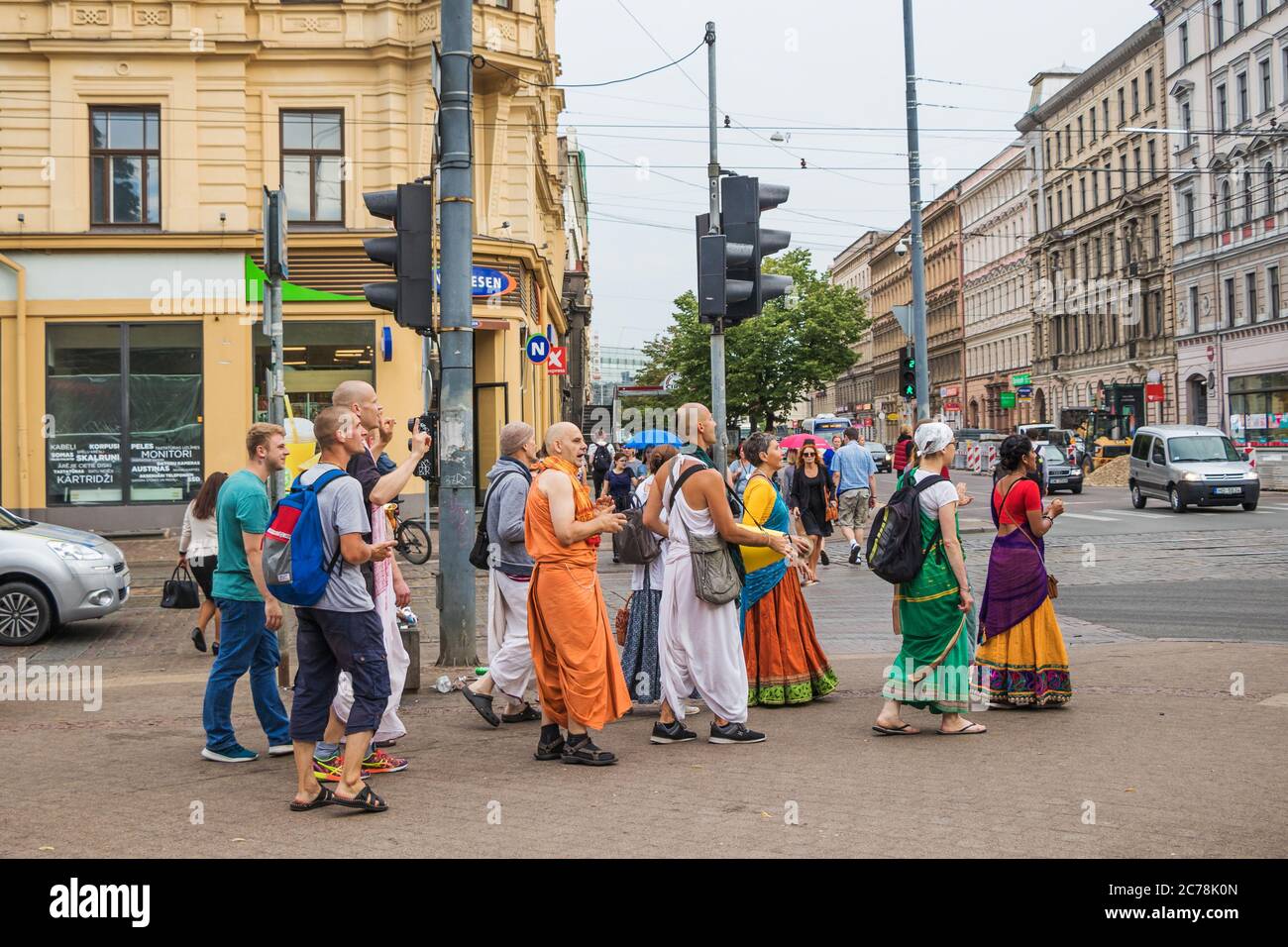 Foto de Membros Do Movimento Hare Krishna Na Rua De Budapeste e mais fotos  de stock de Sociedade Internacional para a Consciência de Krishna - iStock