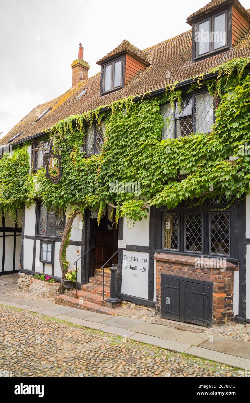 On a cobbled street in Rye Sussex there is located an English 14th century Mermaid Inn, steeped in smuggling history Stock Photo