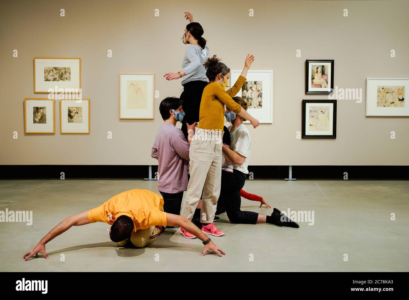 Mannheim, Germany. 15th July, 2020. In the special exhibition 'Umbruch' at the Kunsthalle Mannheim, so-called performers show a dance intervention by the artist Alexandra Pirici entitled 'Re-Collection' in front of works by the artist Jeanne Mammen. Credit: Uwe Anspach/dpa/Alamy Live News Stock Photo
