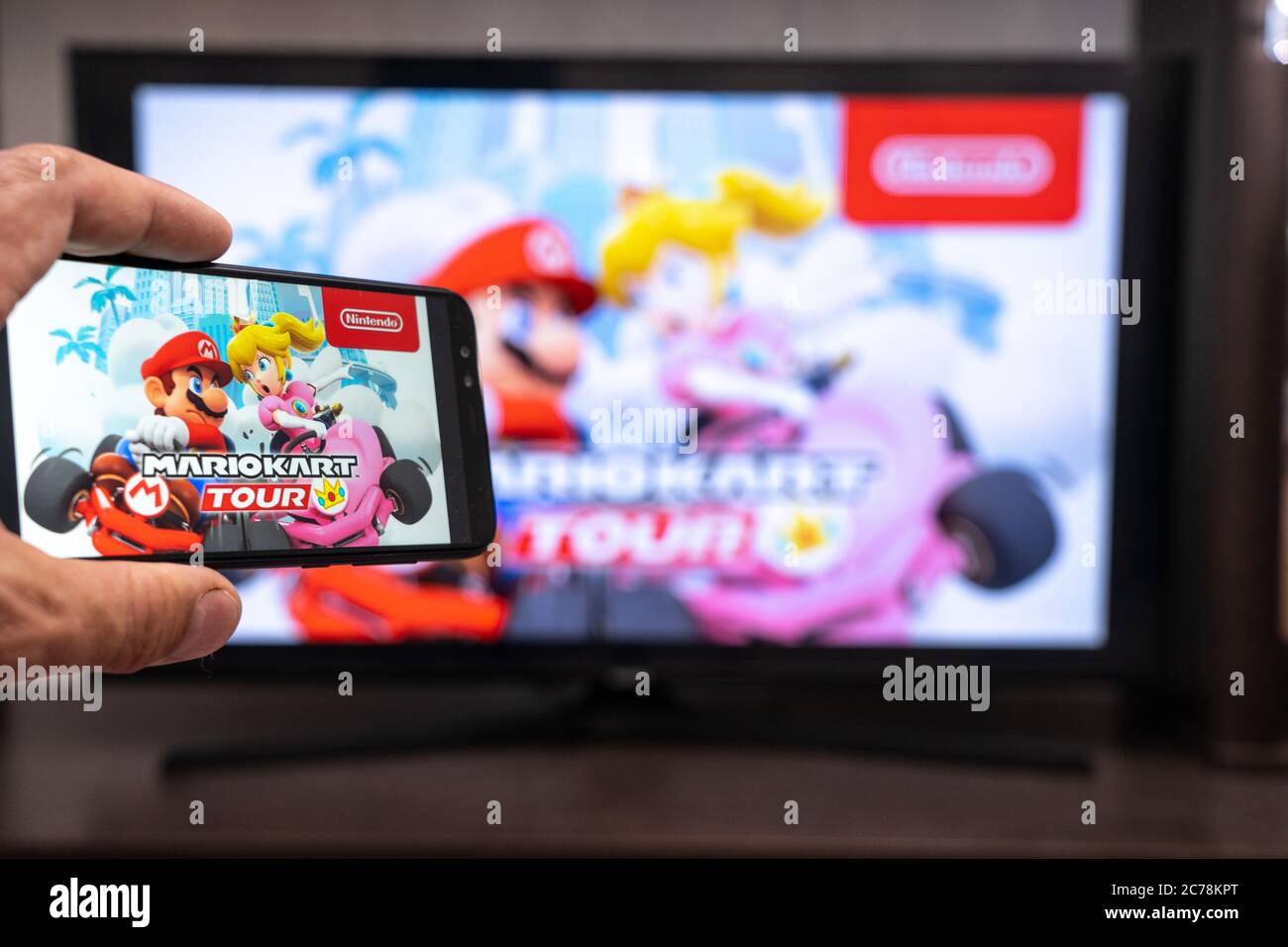 Mario kart mobile hi-res stock photography and images - Alamy