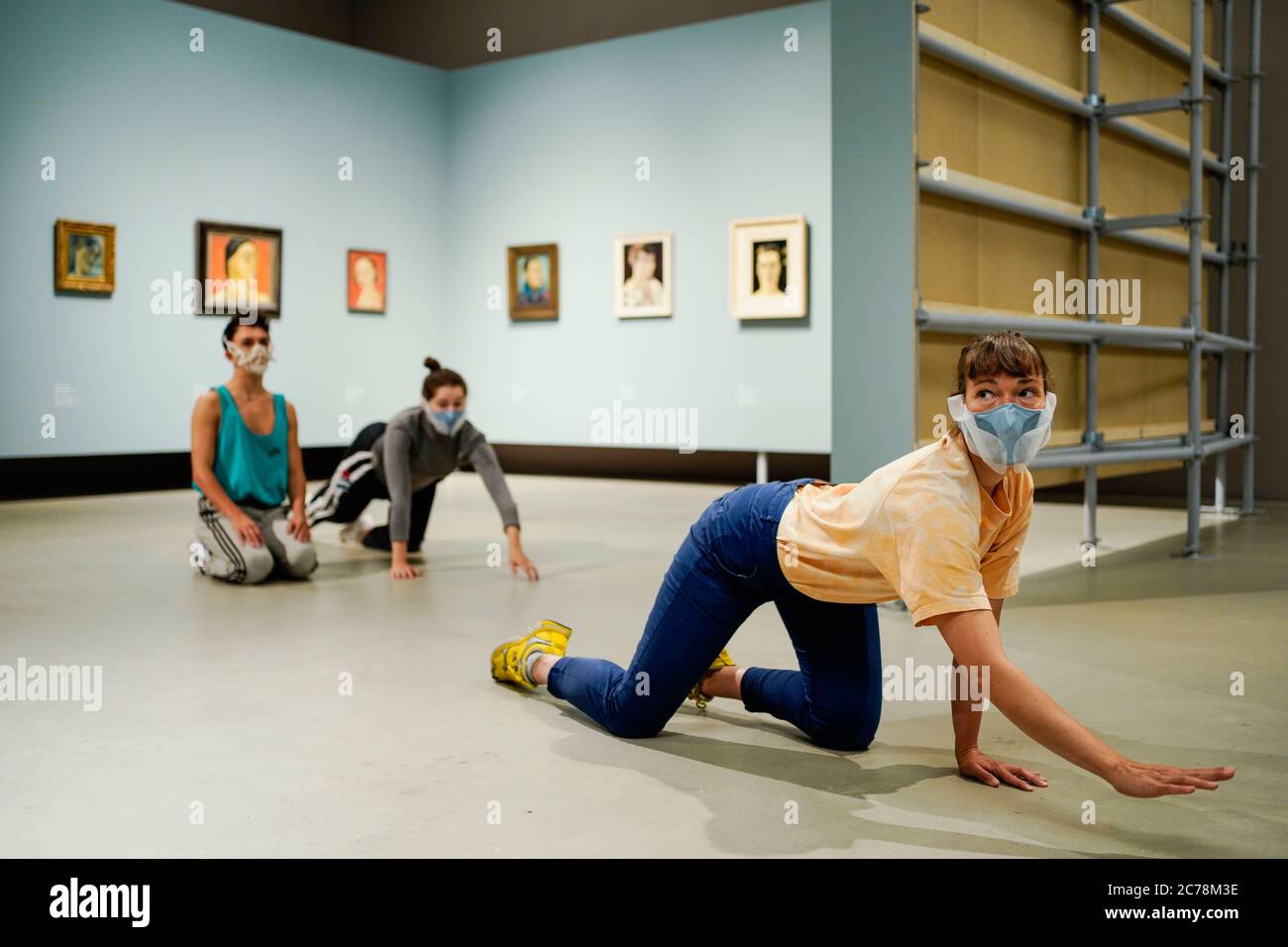 Mannheim, Germany. 15th July, 2020. In the special exhibition 'Umbruch' at the Kunsthalle Mannheim, so-called performers show a dance intervention by the artist Alexandra Pirici entitled 'Re-Collection' in front of works by the artist Jeanne Mammen. Credit: Uwe Anspach/dpa/Alamy Live News  Stock Photo