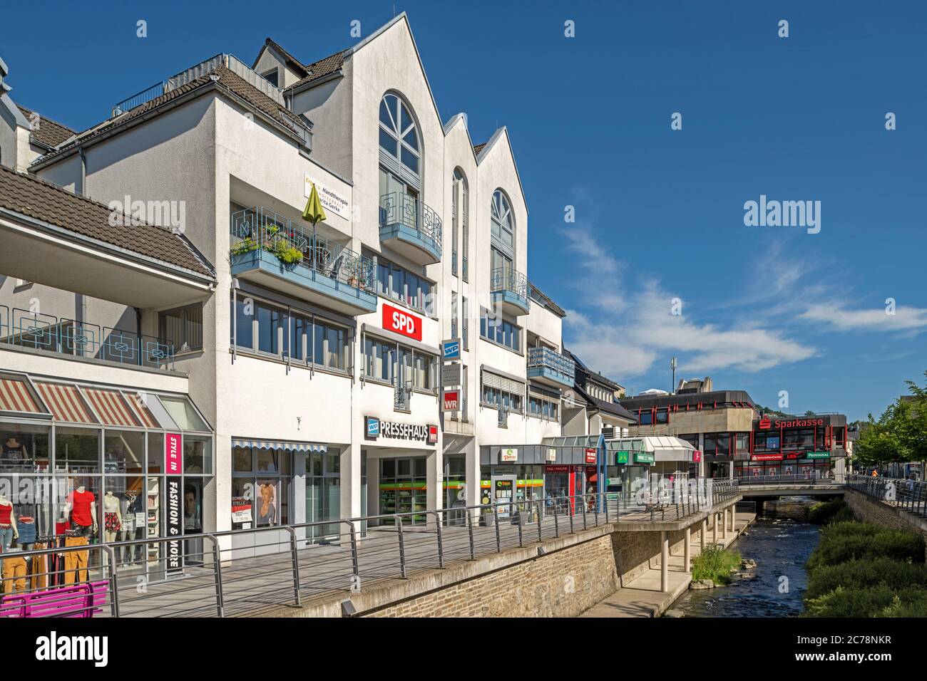 Deutschland, Nordrhein-Westfalen, Hochsauerlandkreis, Meschede, Architektur an der Henne (Winziger Platz) Stock Photo